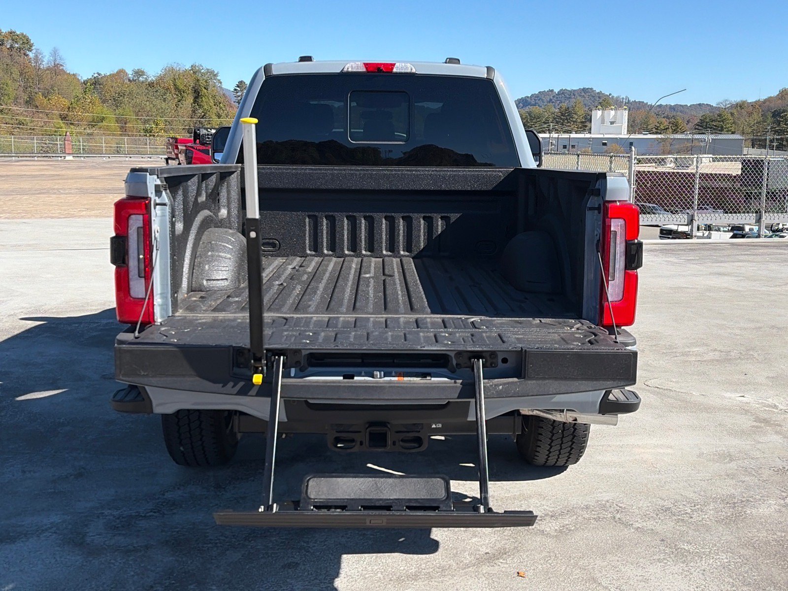 Used 2025 Ford F250 Platinum w/ Platinum Plus Package AWD/4WD image 4