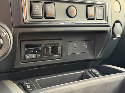 Used 2024 Nissan Titan SV w/ SV Convenience Package image 38