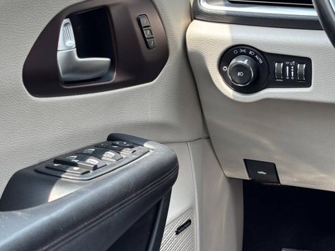 Used 2017 Chrysler Pacifica Limited FWD image 30