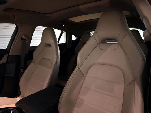 Used 2025 Porsche Panamera RWD image 5