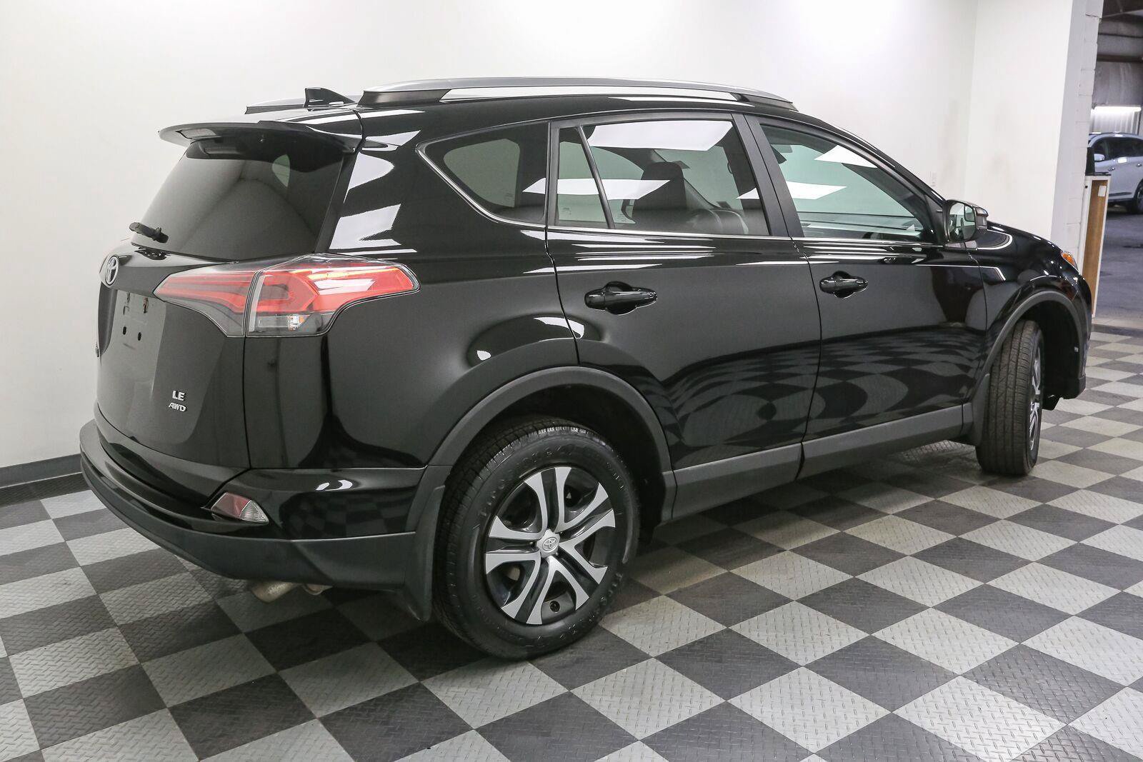Used 2018 Toyota RAV4 LE w/ All Weather Liner Package AWD/4WD image 8