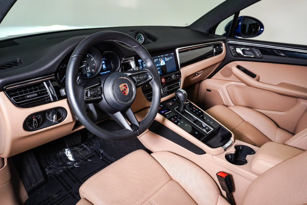 Certified 2026 Porsche Macan AWD/4WD image 4