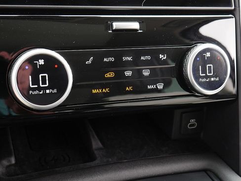 Used 2025 Land Rover Discovery Metropolitan Edition AWD/4WD image 50
