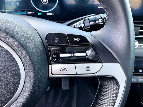 Certified 2025 Hyundai Elantra Limited image 24