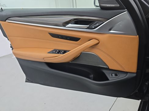 Used 2021 BMW 540i w/ Premium Package image 27