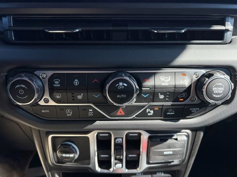 New 2025 Jeep Gladiator Sport image 28