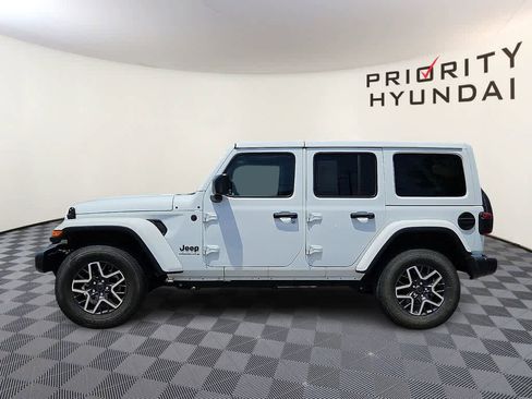 Used 2025 Jeep Wrangler Unlimited Sahara AWD/4WD image 7