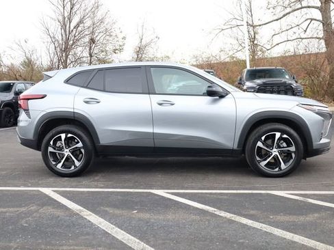 Used 2025 Chevrolet Trax RS w/ Sunroof Package image 4