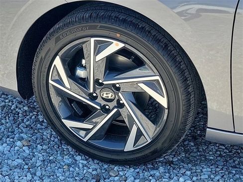 New 2025 Hyundai Elantra SEL image 19