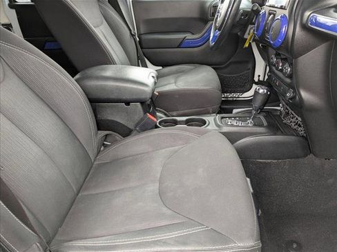 Used 2014 Jeep Wrangler Unlimited Rubicon w/ Connectivity Group AWD/4WD image 19