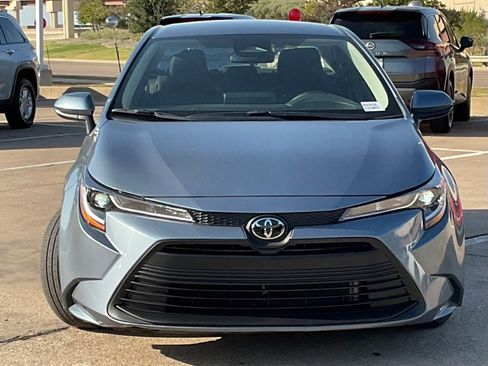 Used 2025 Toyota Corolla LE FWD image 2