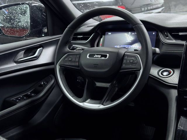 Certified 2025 Jeep Grand Cherokee Altitude AWD/4WD image 22