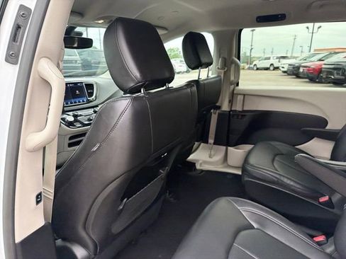 Used 2024 Chrysler Pacifica Limited FWD image 24