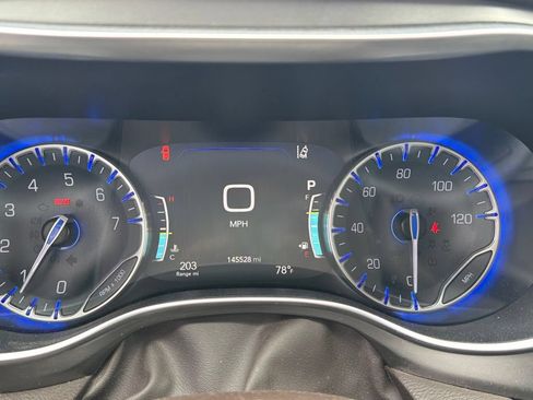 Used 2017 Chrysler Pacifica Touring-L Plus w/ Advanced Safetytec Group FWD image 2