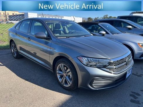 Used 2024 Volkswagen Jetta SE image 1