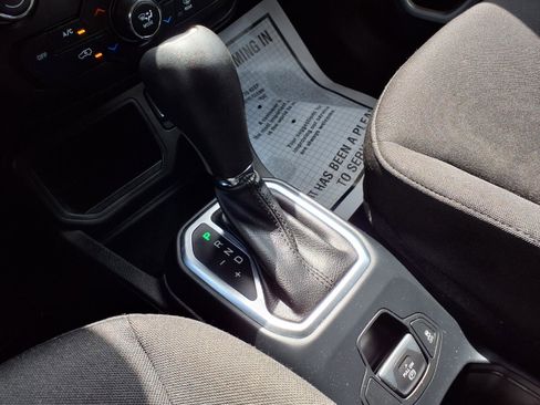 Used 2020 Jeep Renegade Latitude w/ Popular Equipment Group image 12