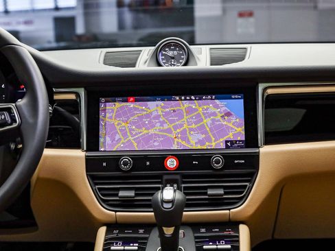 Used 2025 Porsche Macan image 18