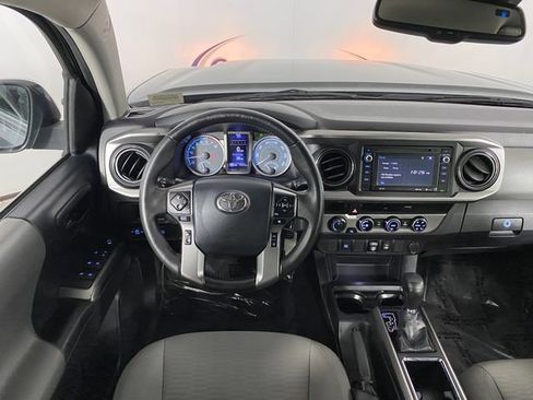 Used 2018 Toyota Tacoma SR5 AWD/4WD image 14
