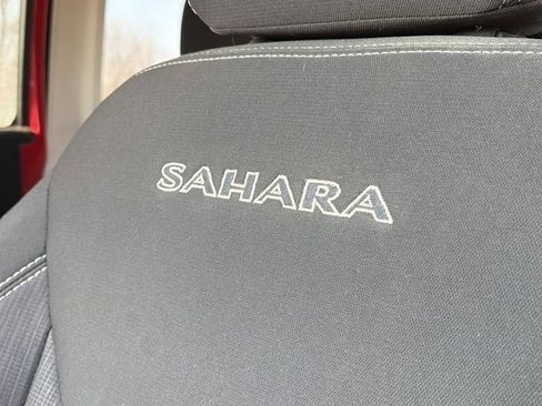 Used 2017 Jeep Wrangler Unlimited Sahara w/ Connectivity Group image 11