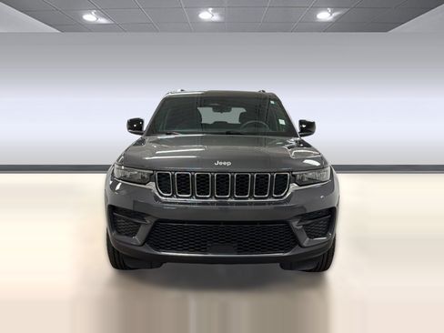 Used 2025 Jeep Grand Cherokee Laredo RWD image 5