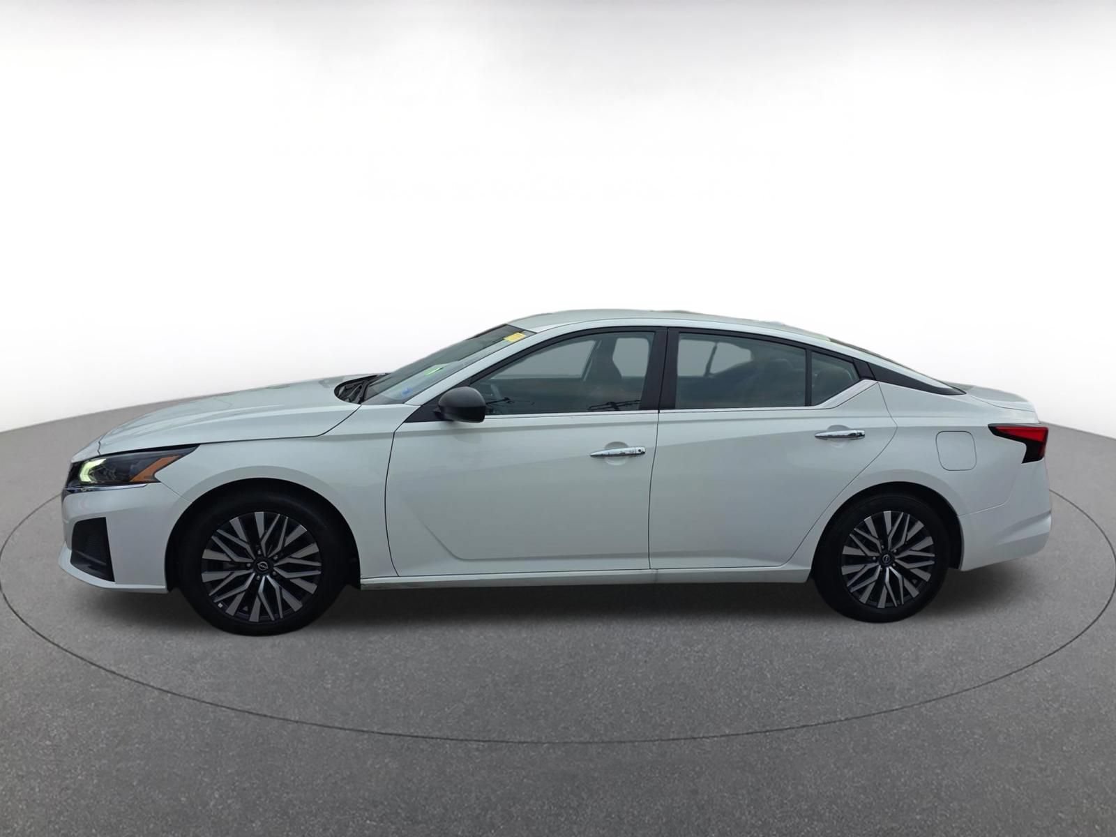 Used 2025 Nissan Altima 2.5 SV FWD image 4