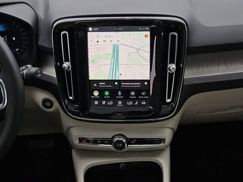 Used 2023 Volvo XC40 B4 Plus w/ Driver Assist Package FWD image 22
