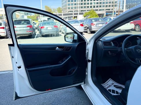 Used 2011 Volkswagen Jetta SE image 8