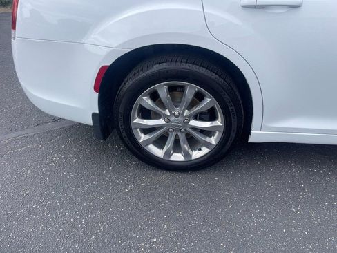 Used 2019 Chrysler 300 Touring w/ Driver Convenience Group AWD/4WD image 10