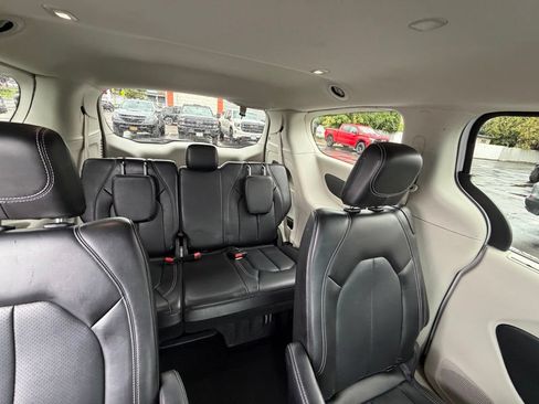 Used 2024 Chrysler Pacifica Touring-L FWD image 16