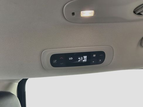 Used 2023 Chrysler Pacifica Touring-L FWD image 27