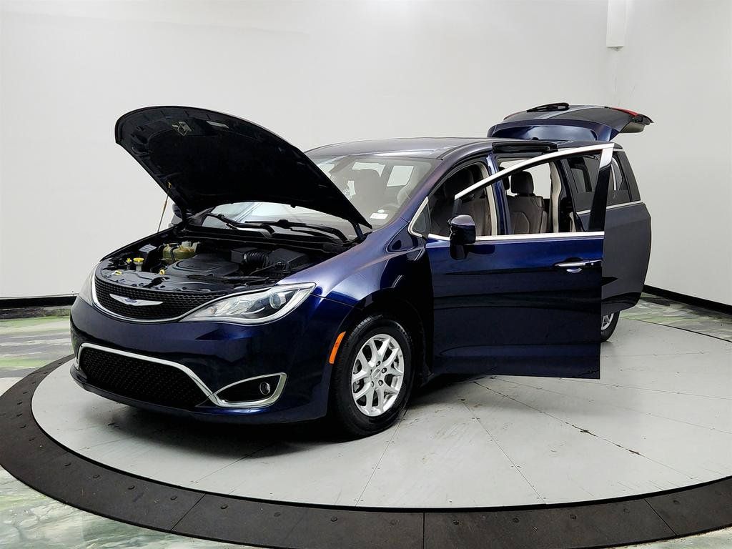 Used 2020 Chrysler Pacifica Touring FWD image 9