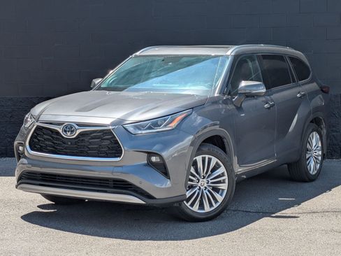 Used 2023 Toyota Highlander Platinum AWD/4WD image 2