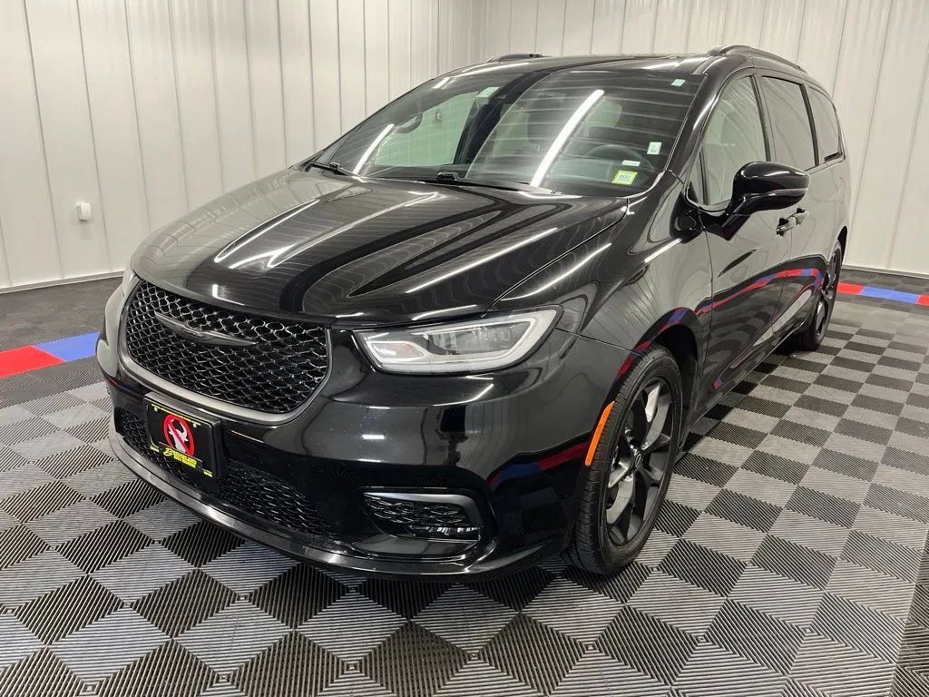 Used 2025 Chrysler Pacifica Limited FWD image 7