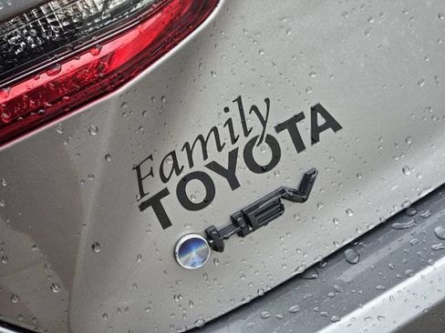 Used 2025 Toyota Camry SE w/ Convenience Package FWD image 8