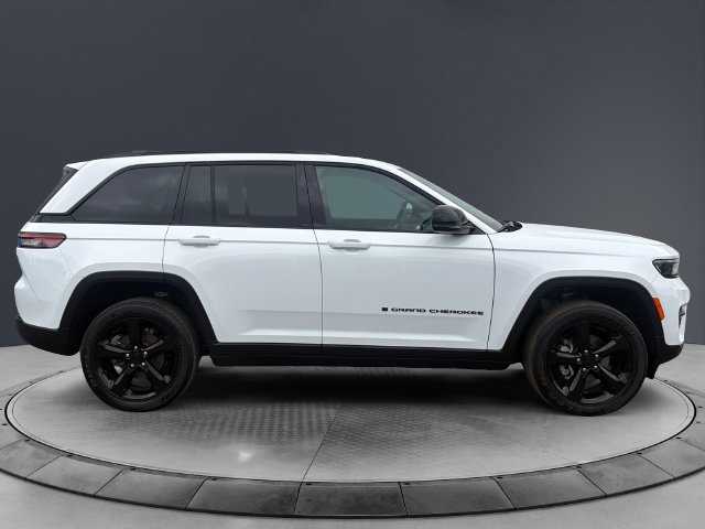 Used 2025 Jeep Grand Cherokee Altitude AWD/4WD image 6