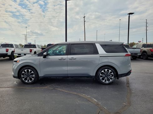 Used 2024 Kia Carnival EX image 7