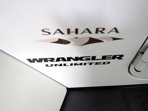 Used 2016 Jeep Wrangler Unlimited Sahara w/ Connectivity Group AWD/4WD image 38