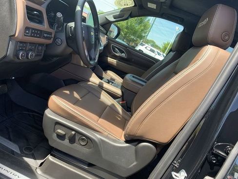 Used 2024 Chevrolet Suburban High Country image 18