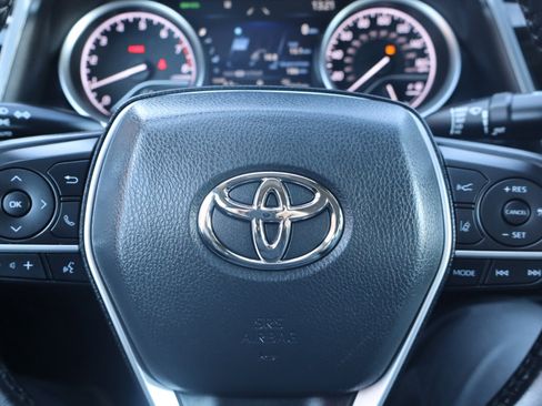 Used 2021 Toyota Camry XLE image 14