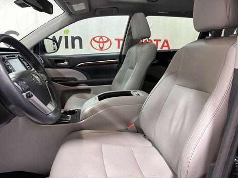 Used 2016 Toyota Highlander Limited w/ Driver Technology Package image 24