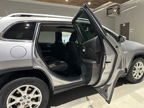 Used 2014 Jeep Cherokee Latitude w/ Comfort/Convenience Group image 25