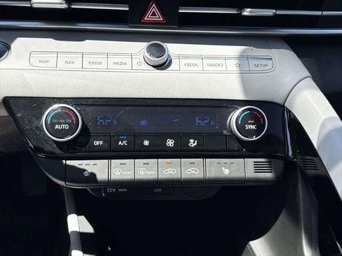 Certified 2025 Hyundai Elantra Limited FWD image 29