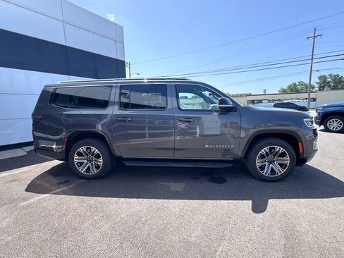 Used 2024 Jeep Wagoneer L Series II w/ Flexible Seating Group AWD/4WD image 5