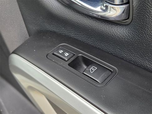 Used 2017 Nissan Titan SV image 29