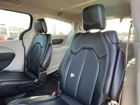 Used 2024 Chrysler Pacifica Touring-L image 4
