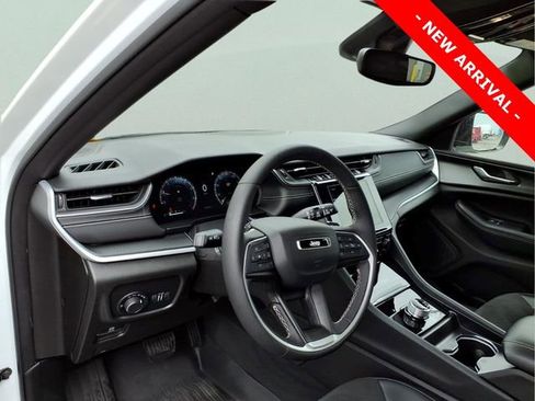 Used 2024 Jeep Grand Cherokee L Altitude AWD/4WD image 13