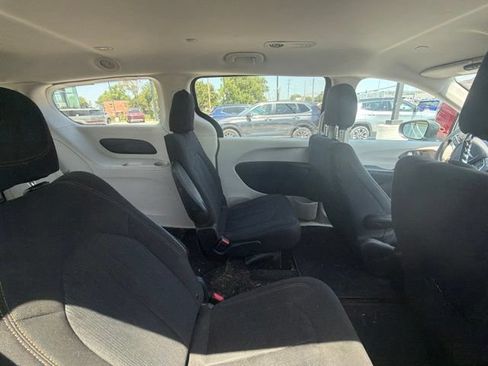 Used 2017 Chrysler Pacifica Touring w/ Tire & Wheel Group FWD image 4