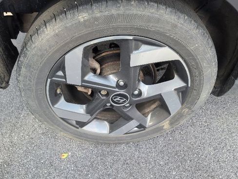 Used 2023 Hyundai Venue Limited w/ Cargo Package FWD image 9