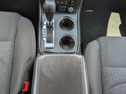 Used 2016 GMC Acadia SLE FWD image 16