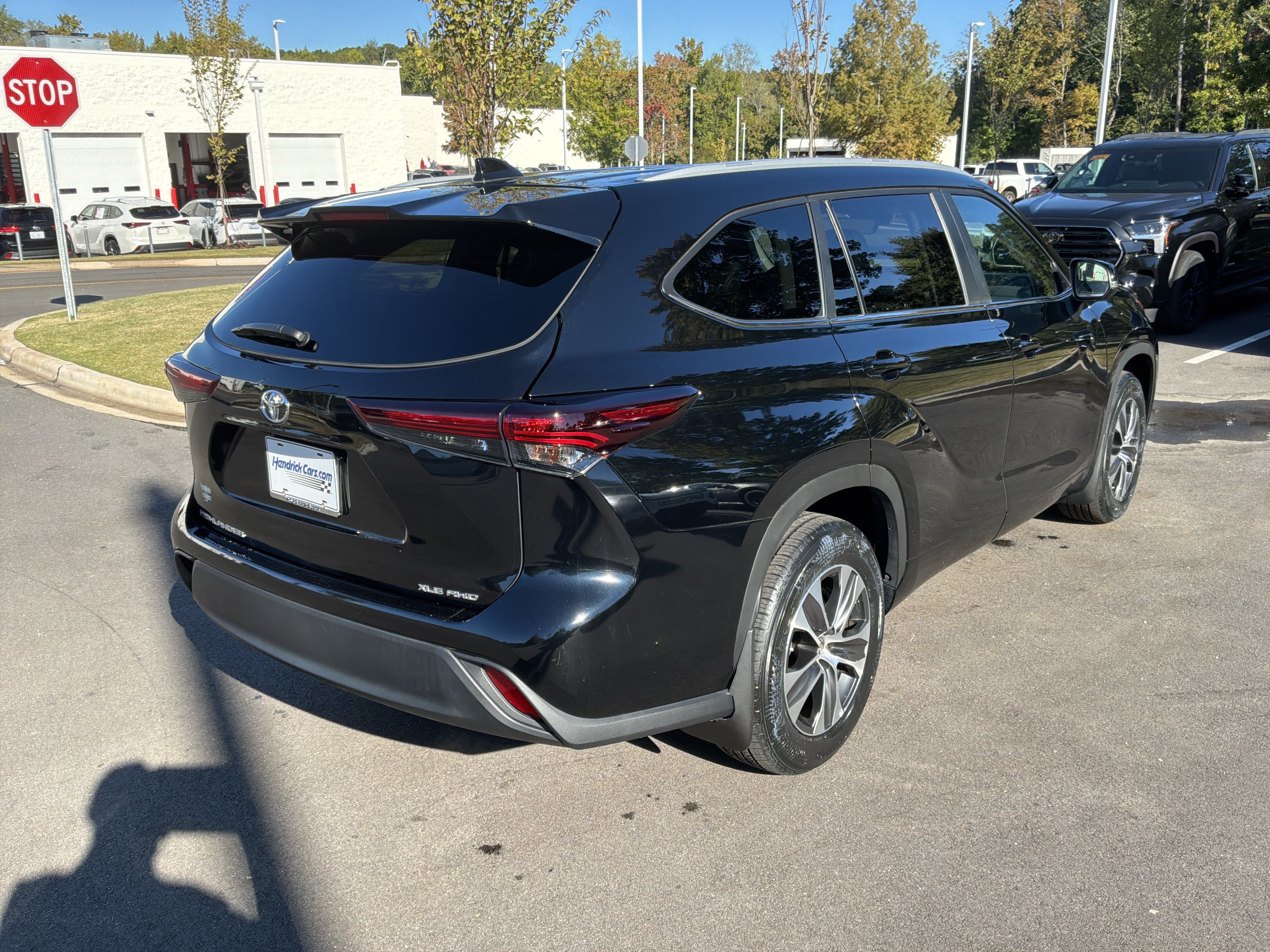 Used 2024 Toyota Highlander XLE AWD/4WD image 10